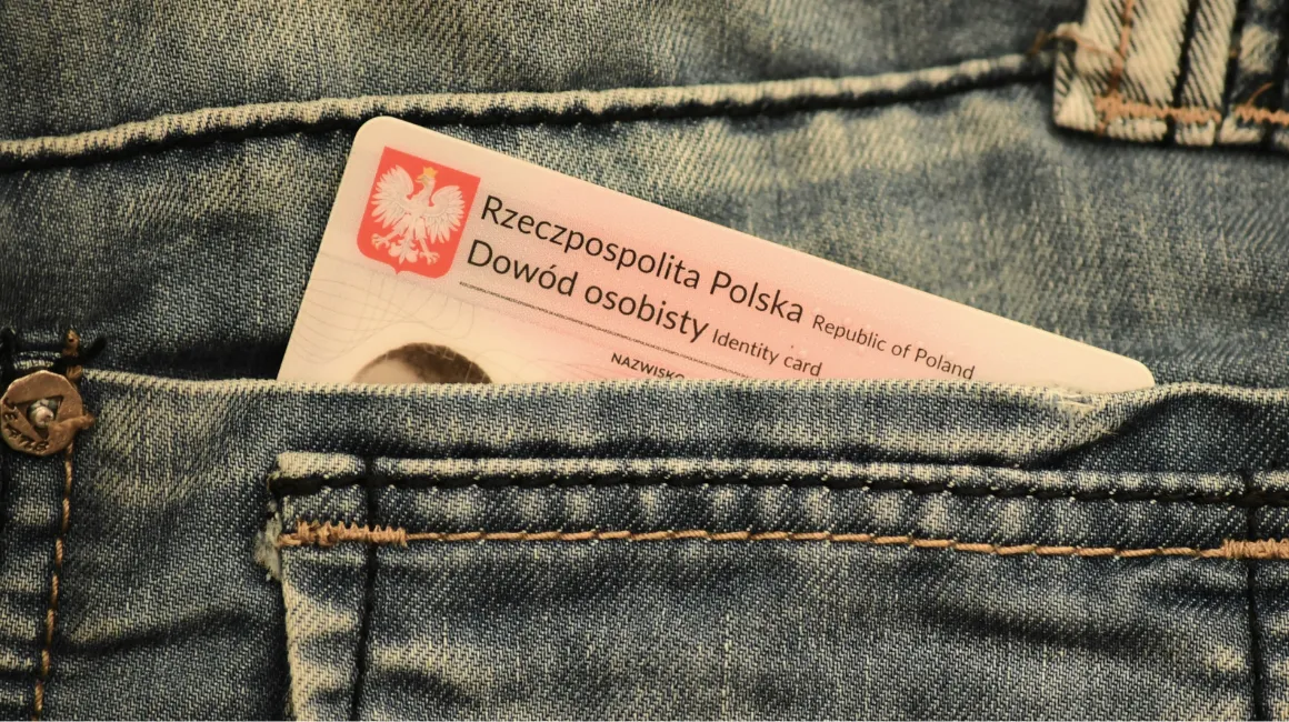 Polski dokument tożsamości częściowo schowany w tylnej kieszeni dżinsów