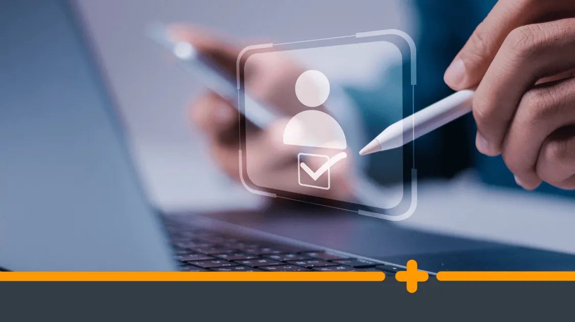 Osoba korzystająca z laptopa i smartfona podczas weryfikacji tożsamości online, symbol procesu rejestracji lub potwierdzania danych.