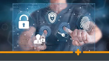 Osoba korzystająca z cyfrowego panelu zabezpieczeń – na ekranie widoczne ikony kłódki, odcisku palca, klucza i tarczy symbolizujące ochronę danych i bezpieczeństwo online